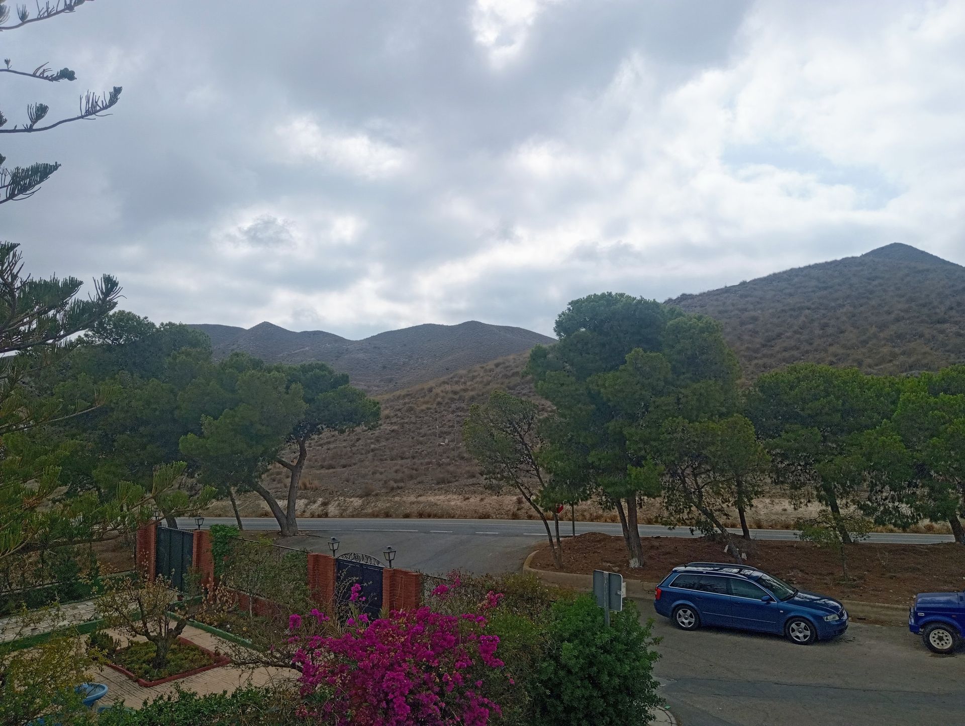 Una sala de estar con un sofá y una mesa de café y un cartel que dice no disponible.