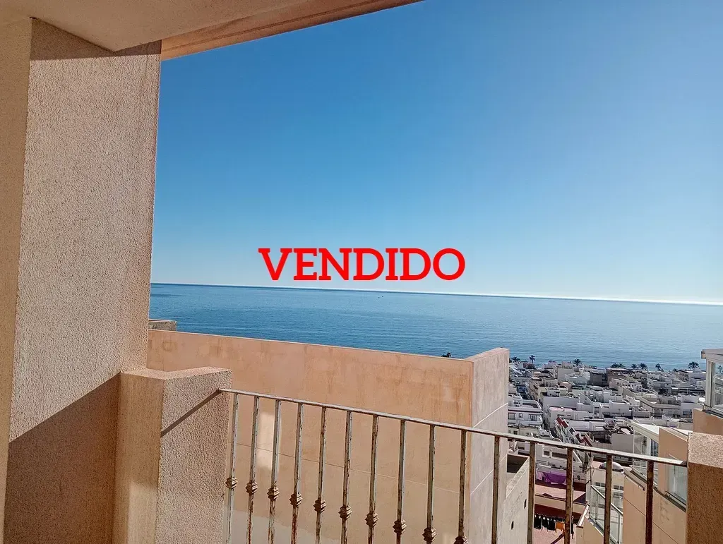 Un balcón con vista al mar y un cartel que dice vendido