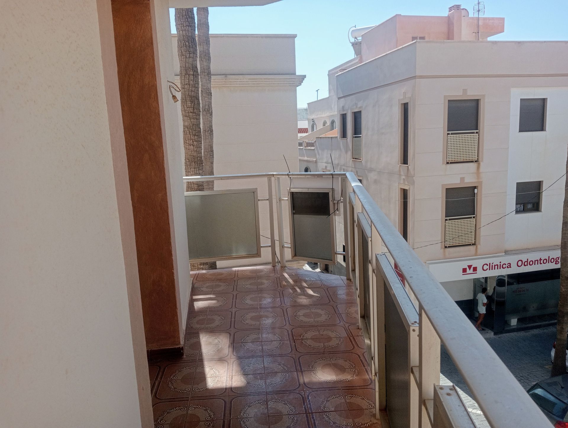 Un comedor con una mesa y sillas y un cartel que dice no disponible