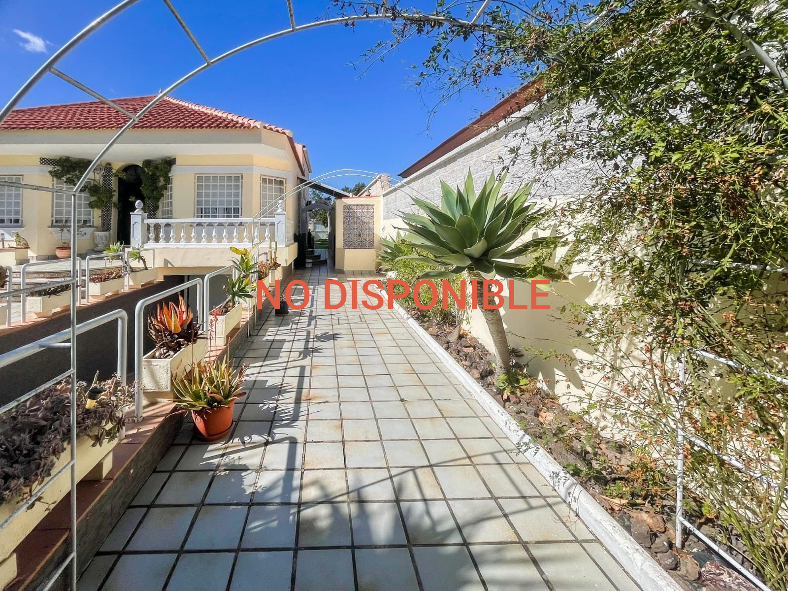 Una pasarela que conduce a una casa con techo rojo.