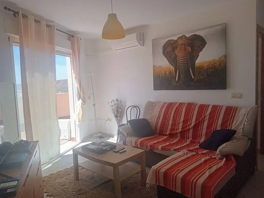 Un balcón con vista al mar y un cartel que dice no disponible.