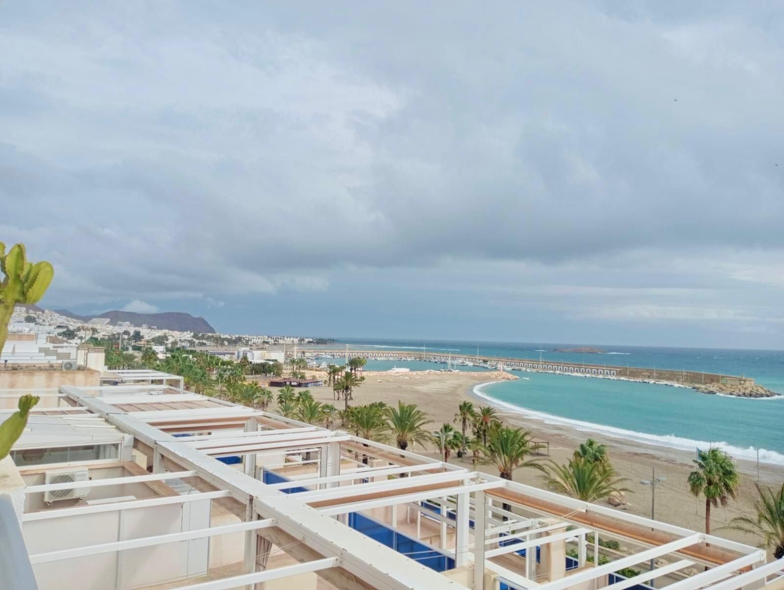 Una vista de una playa y el océano desde una azotea.