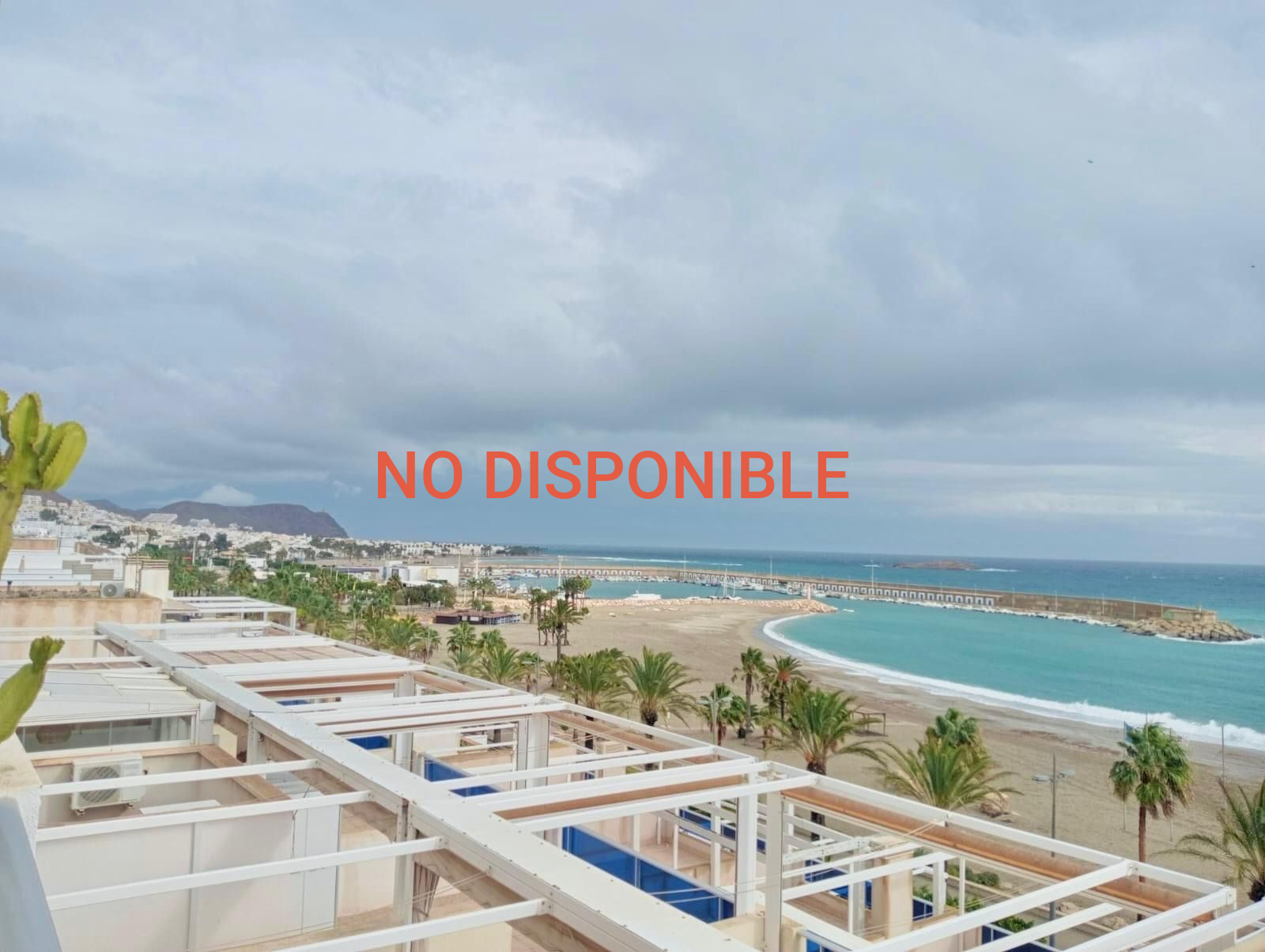 Una vista de una playa y el océano desde una azotea.