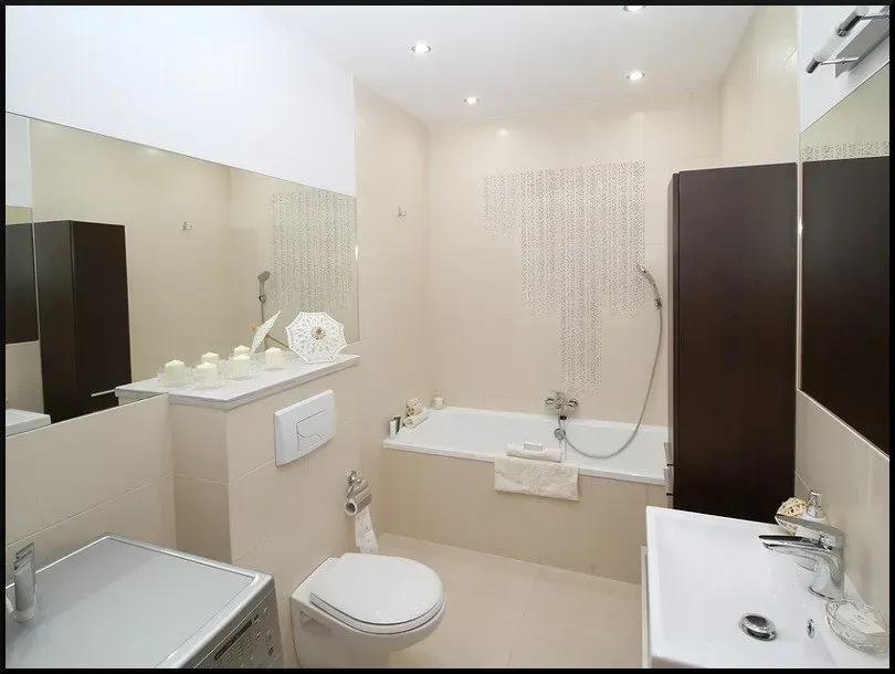 Salle de bains avec baignoire et toilettes