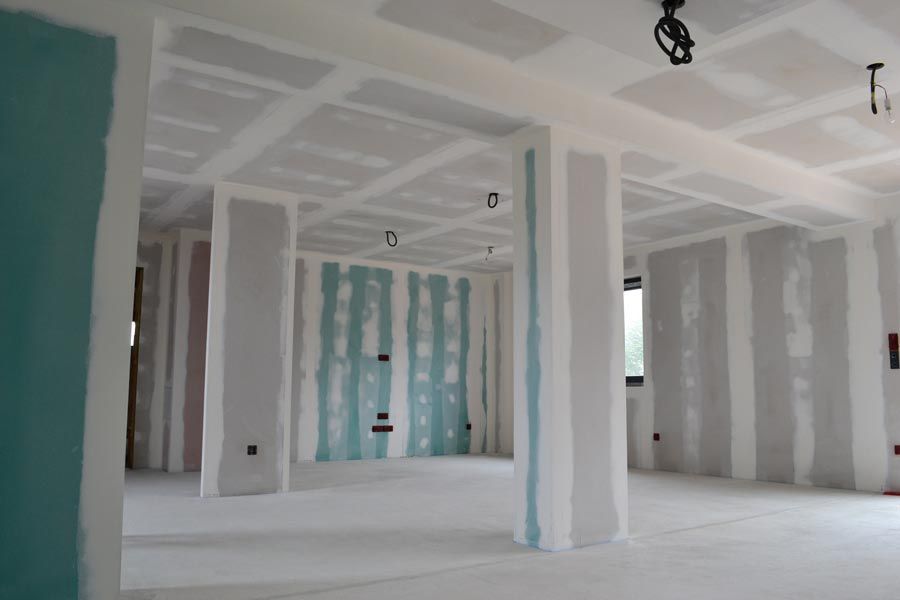 Travaux de plâtrerie en cours de réalisation