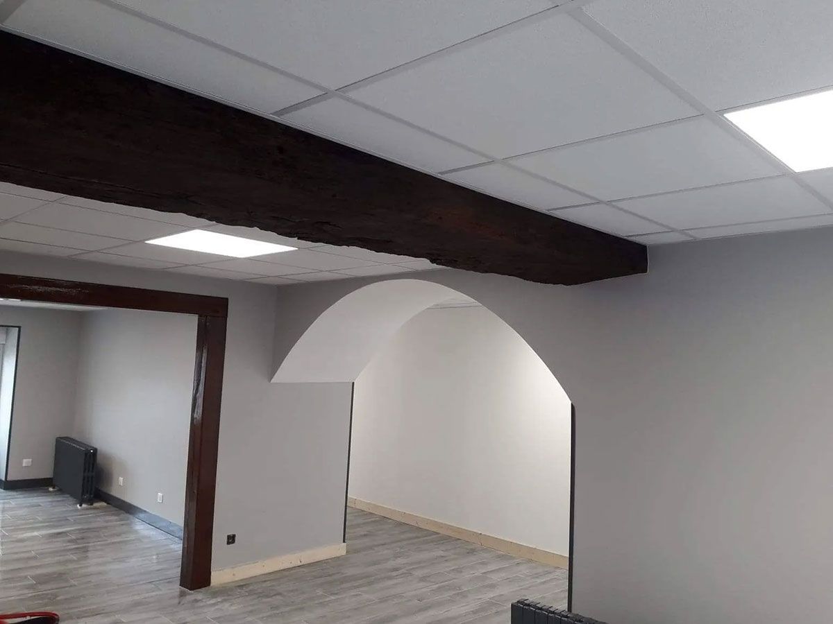 Chantier de plâtrerie avec une ouverture en forme d'arc