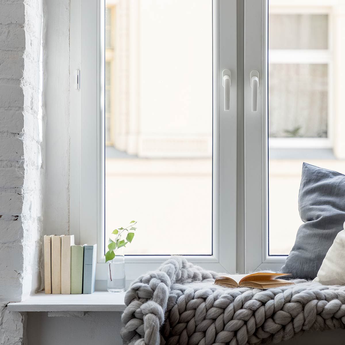 Fenêtre en PVC avec des choses posées sur le rebord