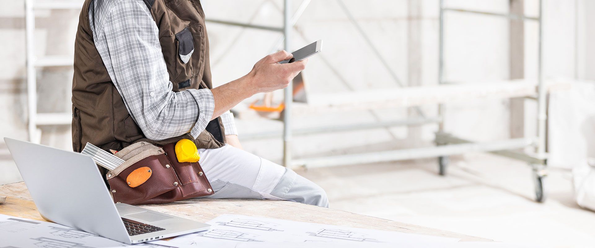 Artisan en train de répondre à un appel