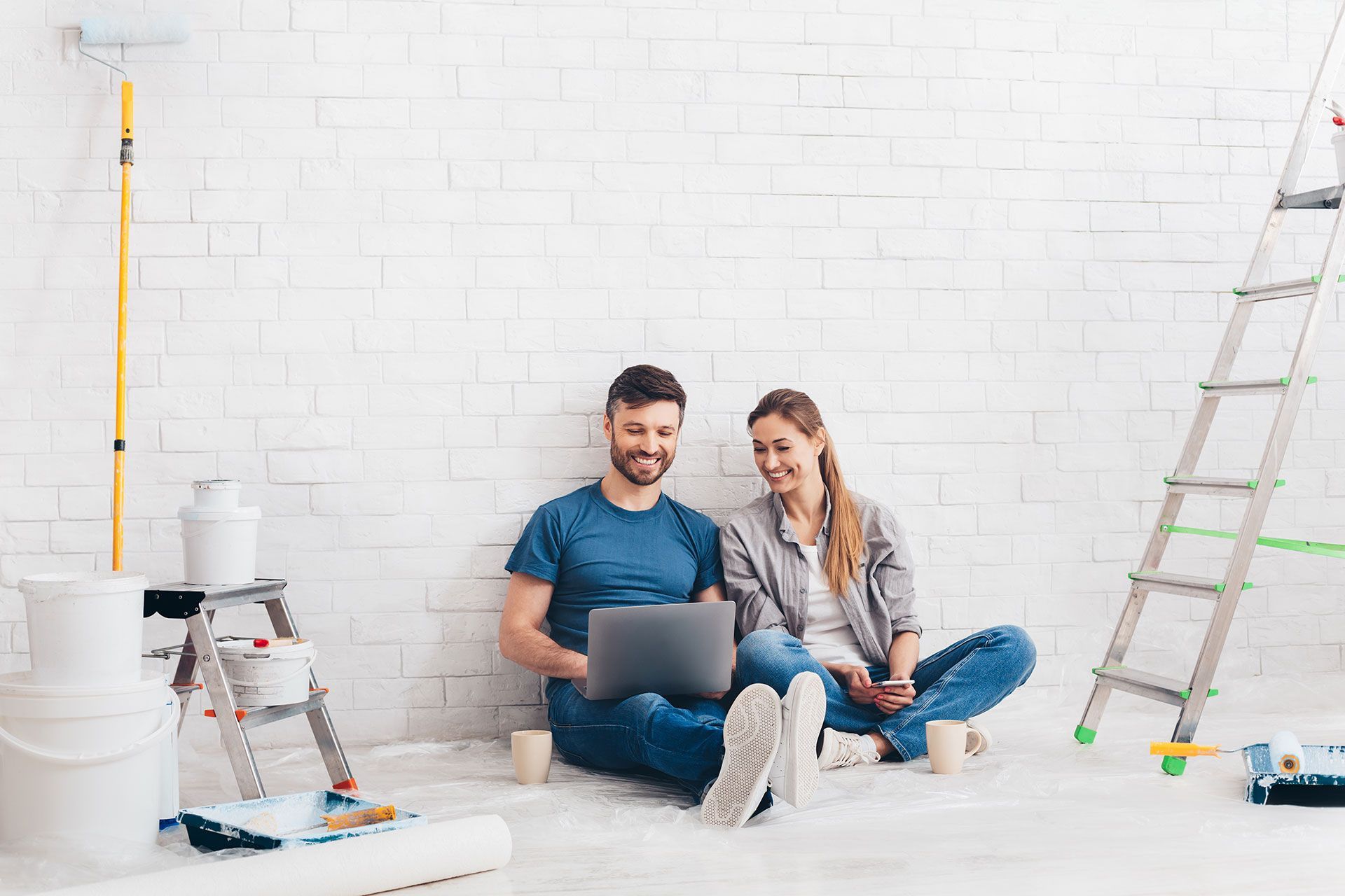 Couple assis qui regarde un ordinateur