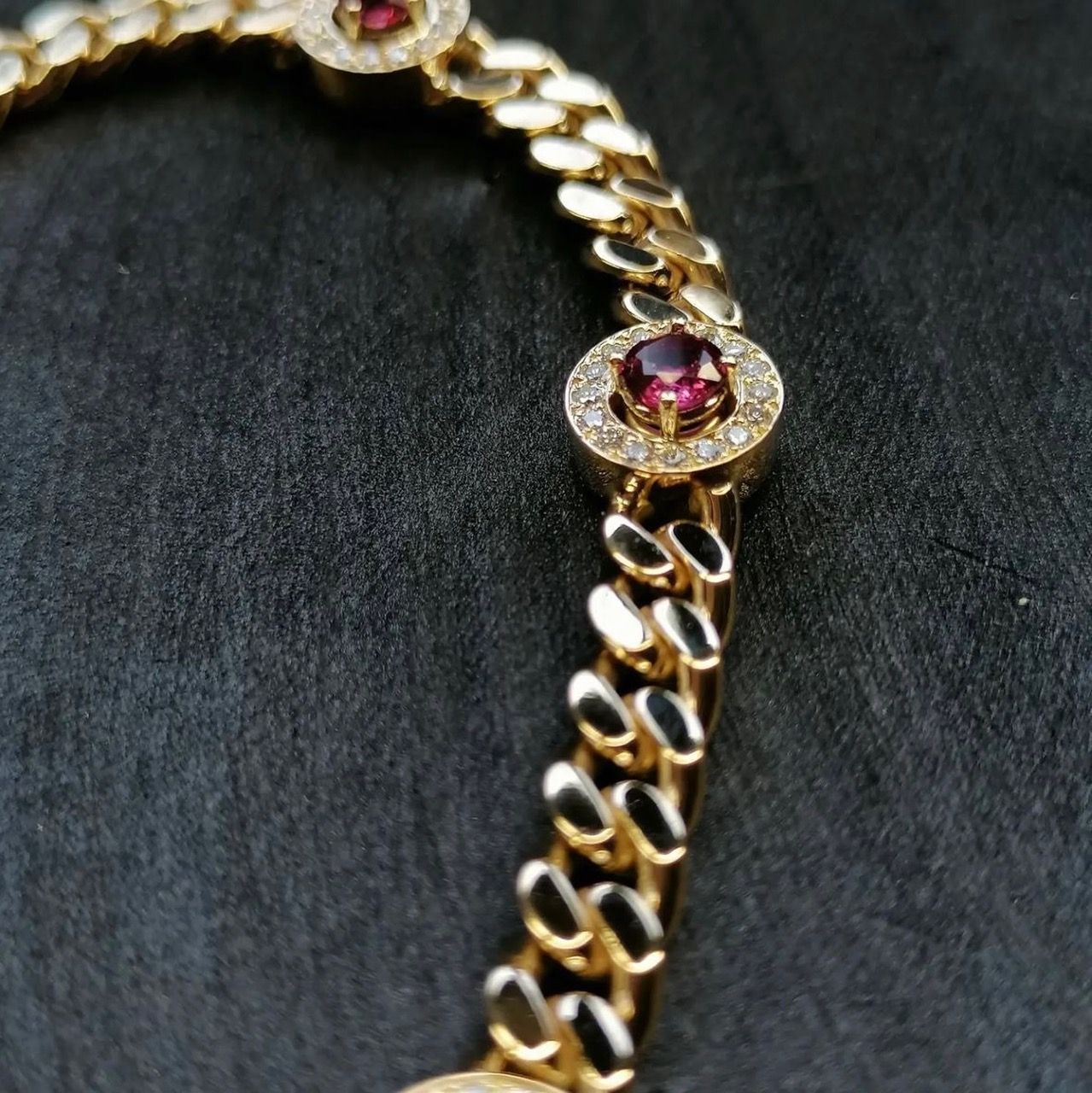 Goldenes Armband mit weißen und roten Steinen