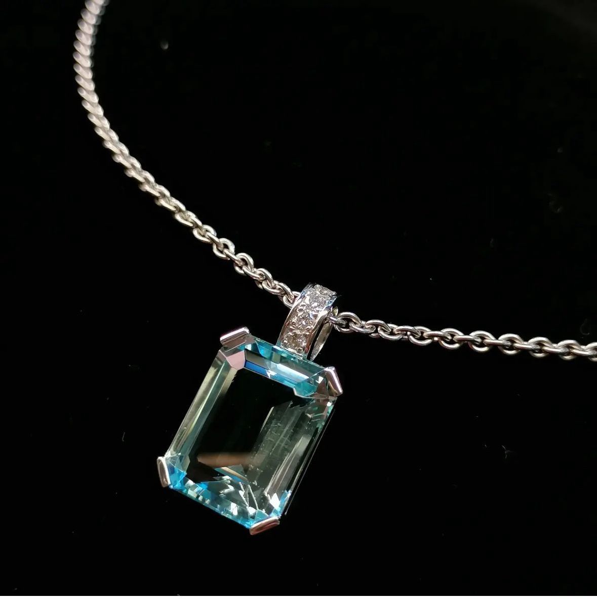 silberne Kette mit einem blauen Edelstein