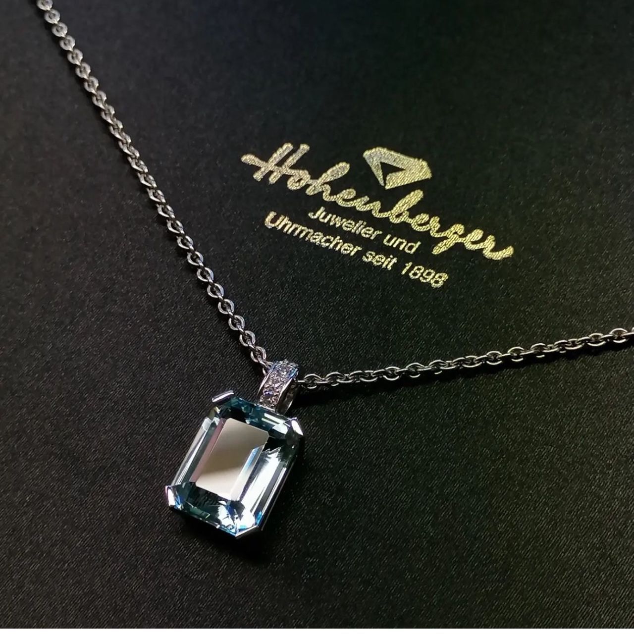 Silberne Kette mit Edelstein