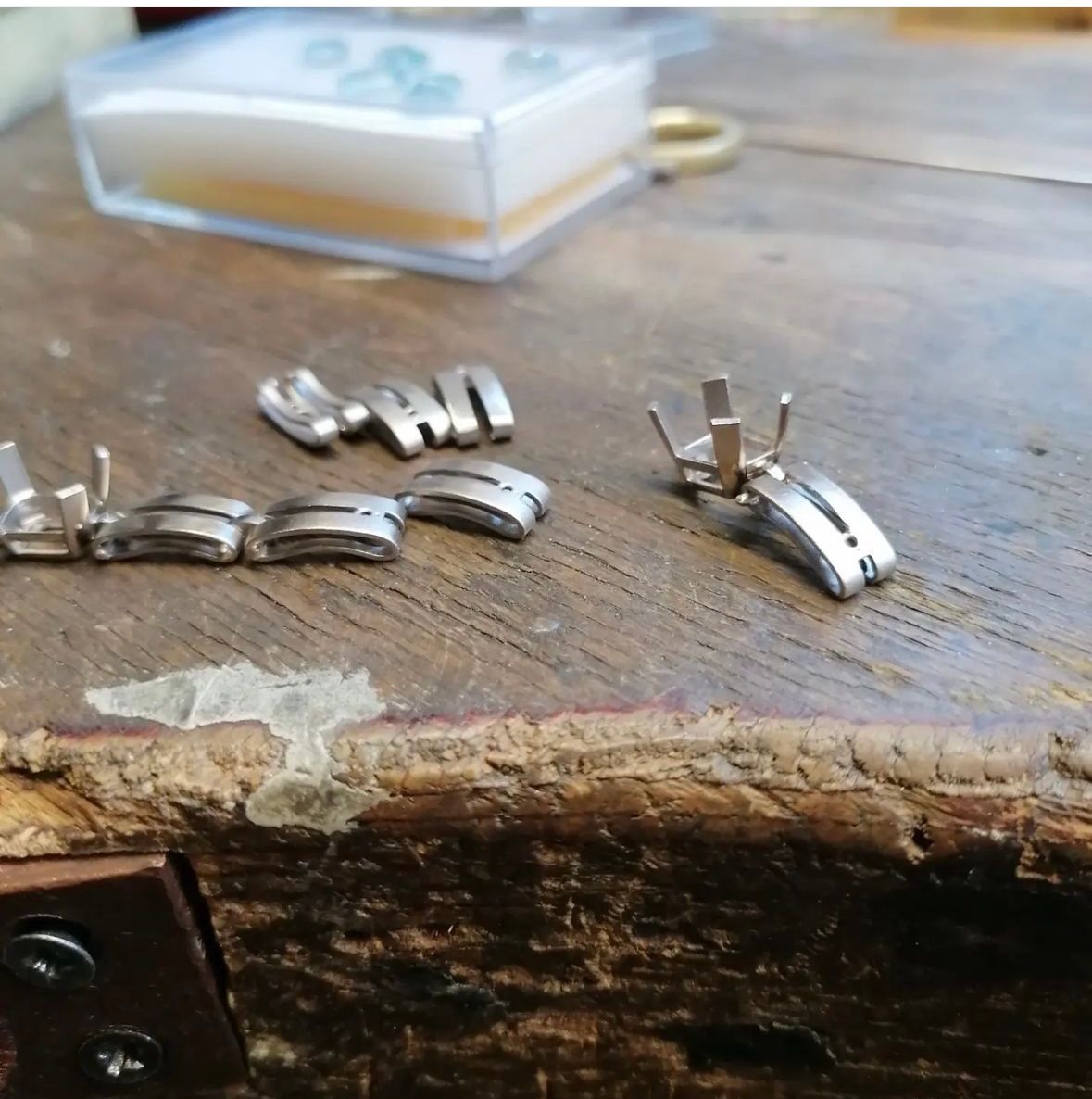 einzelne Glieder eines Silberarmbands