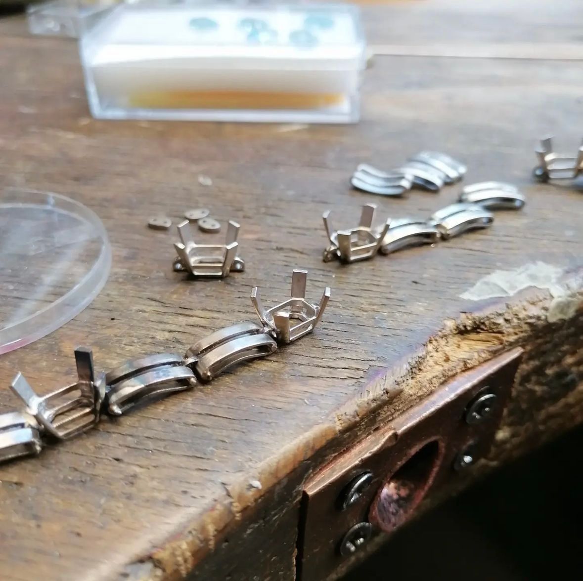 einzelne Glieder eines Silberarmbands