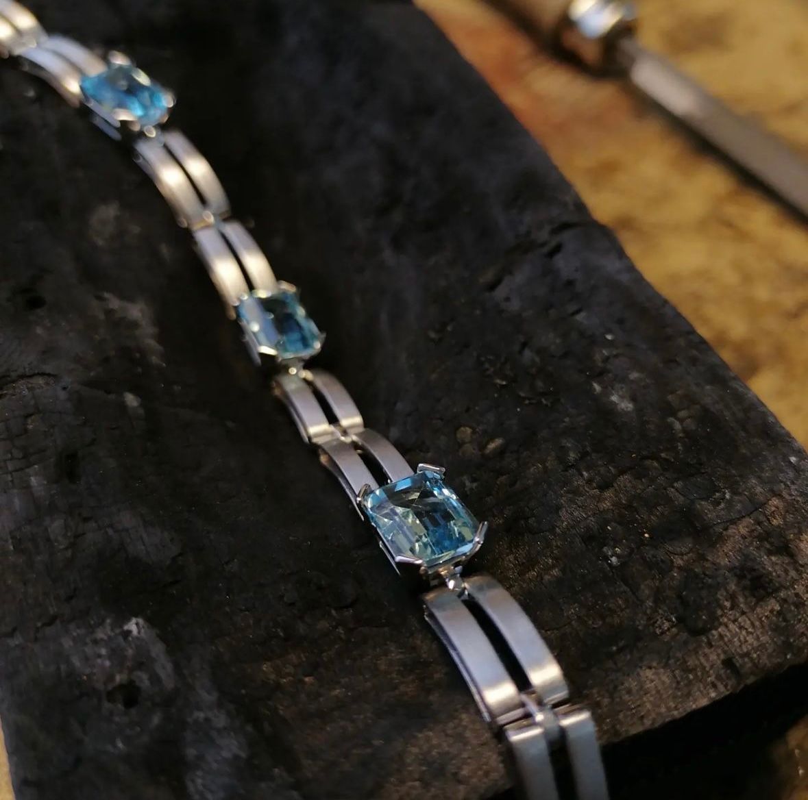 Silbernes Armband mit blauen Edelsteinen