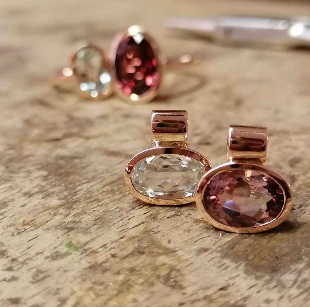 zwei Anhänger mit Edelsteinen und roségoldener Fassung