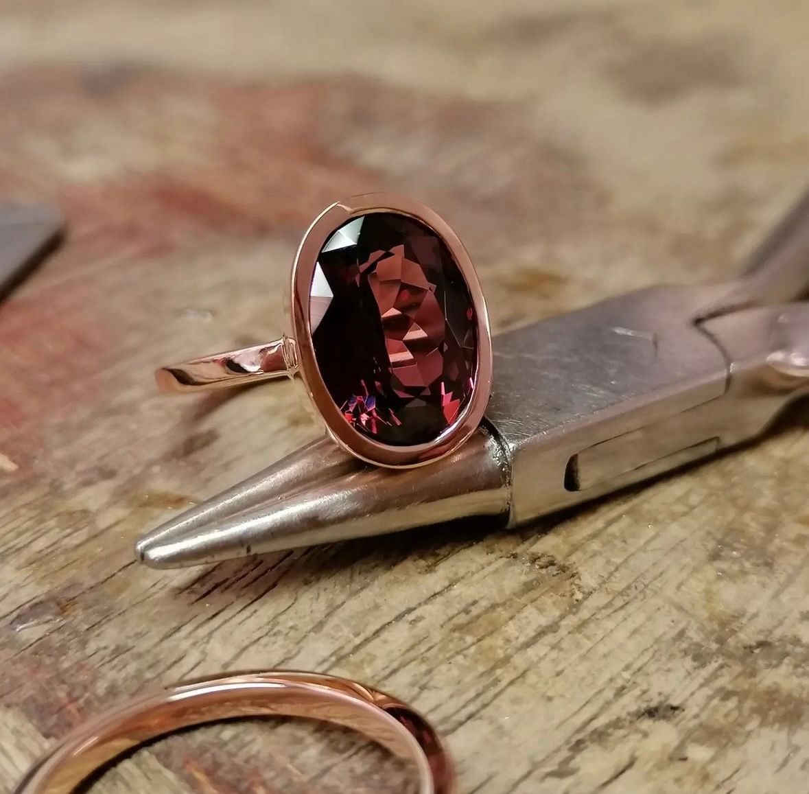 Roségoldener Ring mit rotem Stein