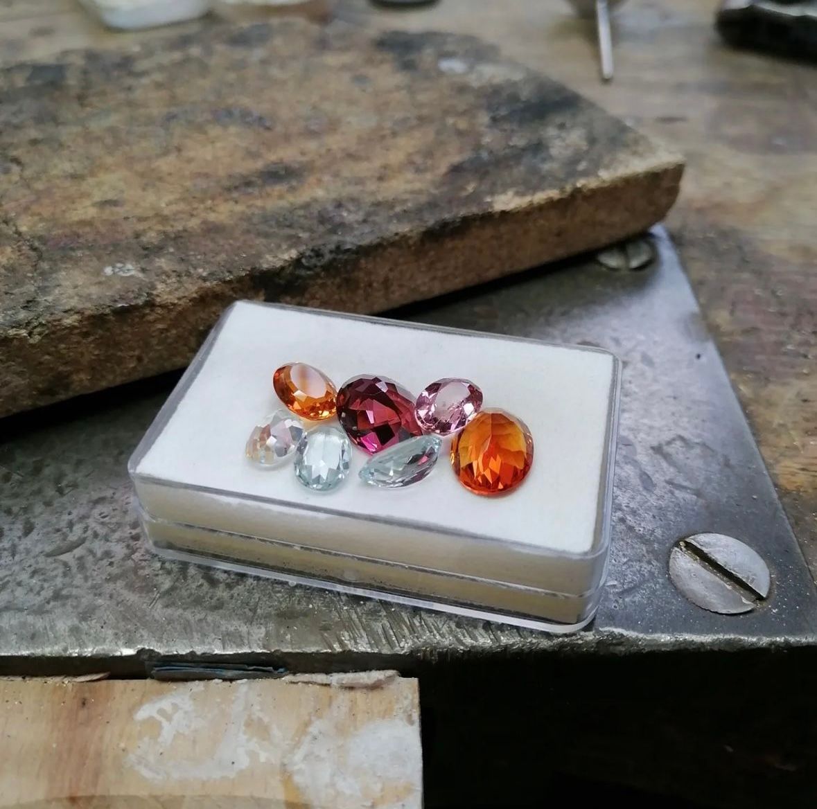 verschiedene geschliffene Steine in einer weißen Box