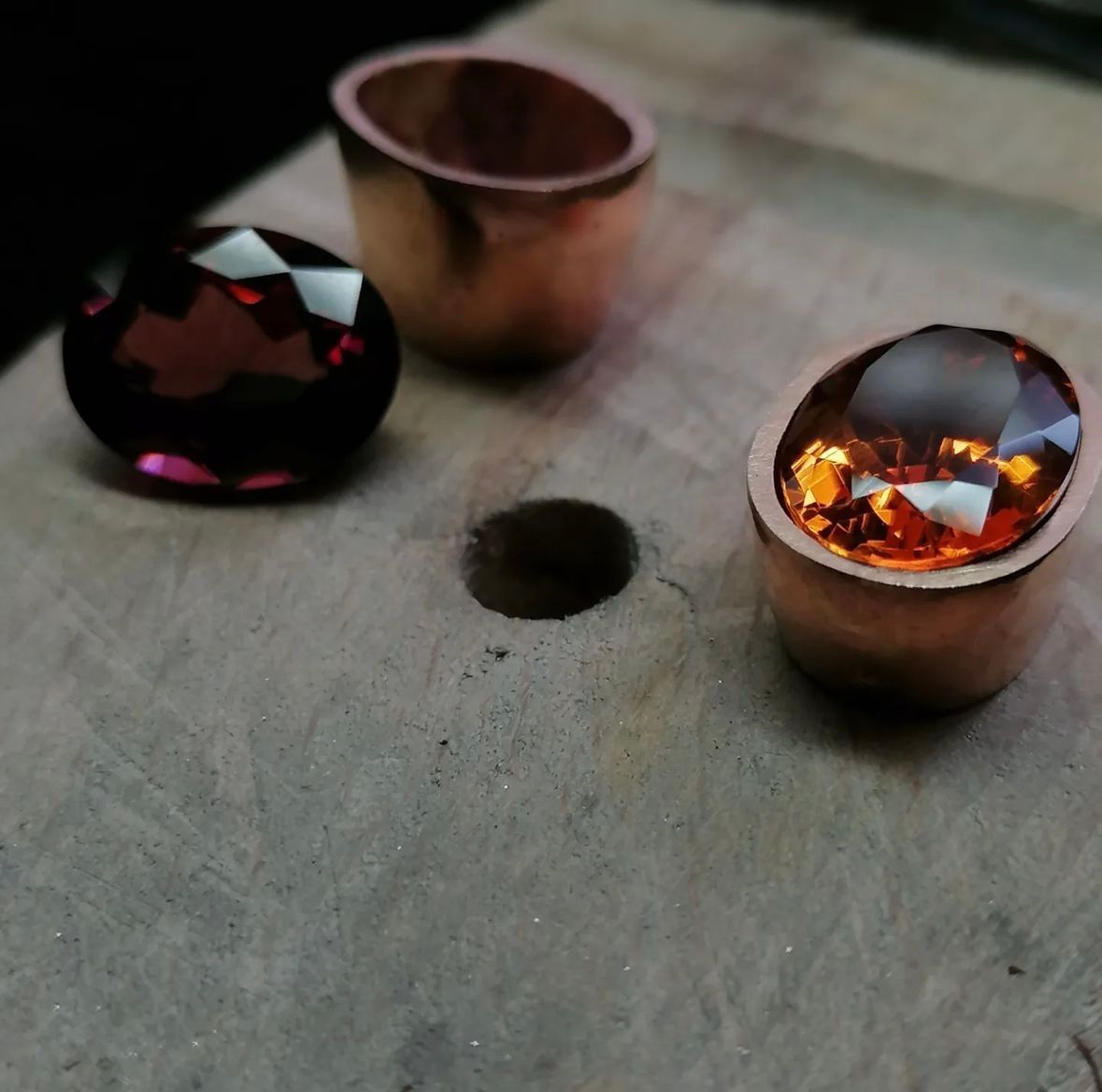 geschliffene rote Edelsteine auf einem Werktisch