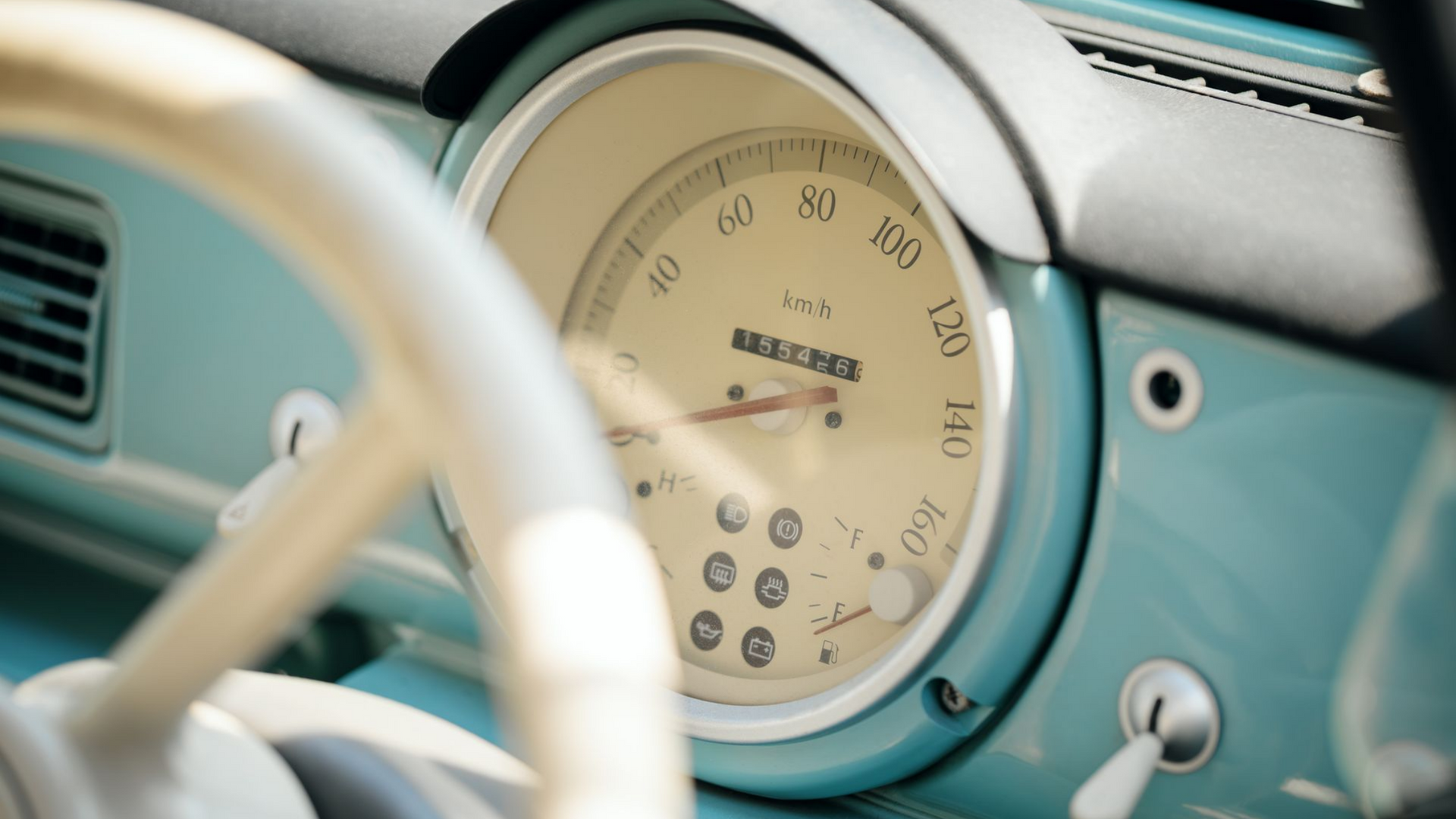 Gros plan sur un compteur de vitesse rétro dans une voiture ancienne.