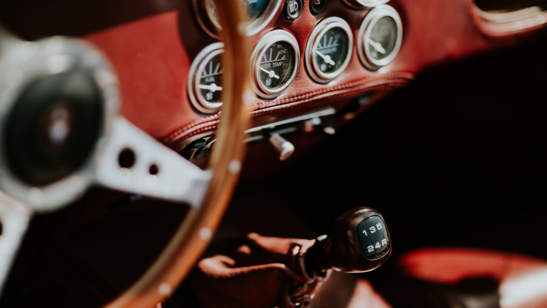 Vue rapprochée d’un tableau de bord ancien et du levier de vitesses.
