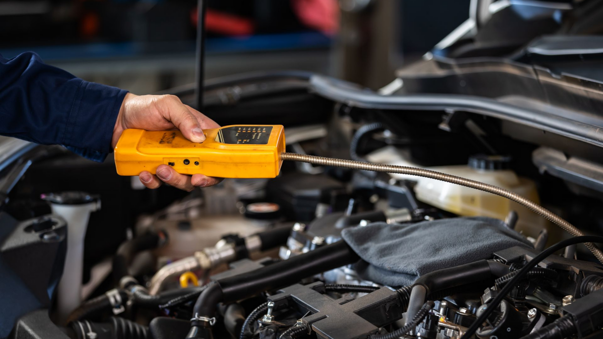 Contrôle du moteur à l’aide d’un outil électronique à sonde flexible.