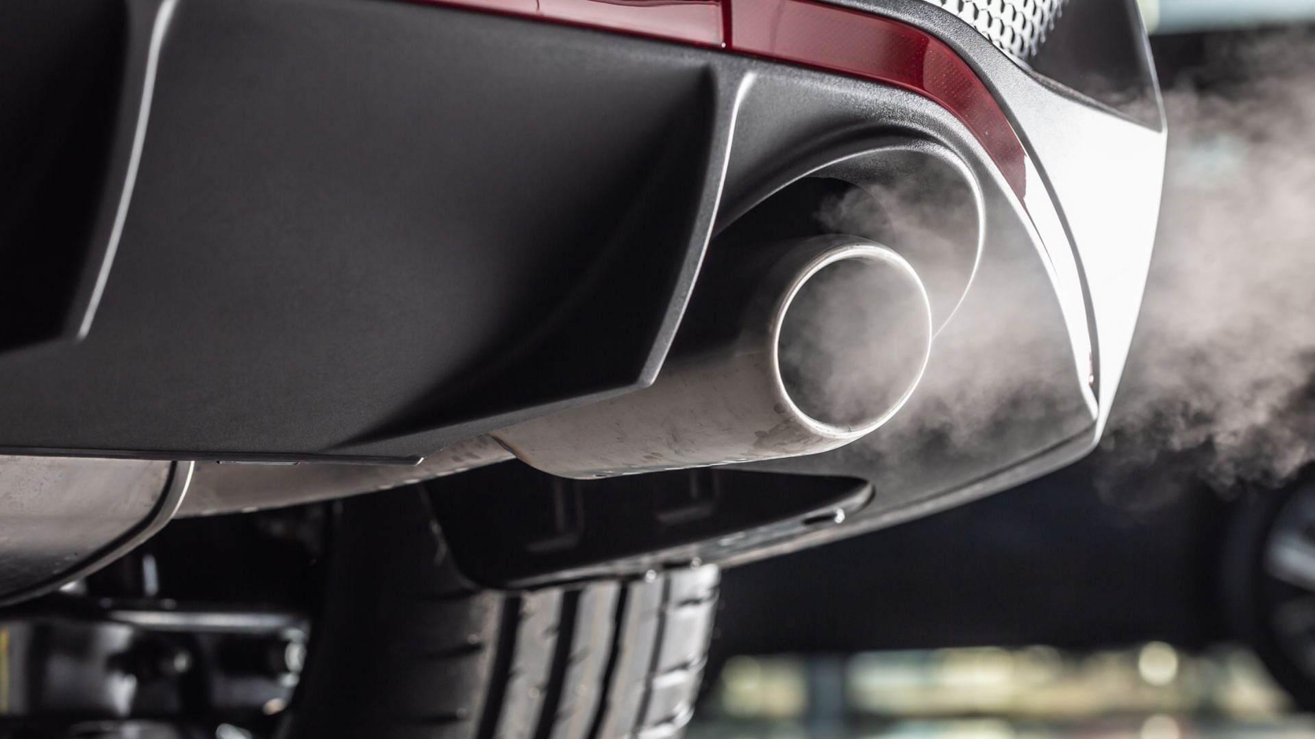 Pot d’échappement dégageant de la fumée.