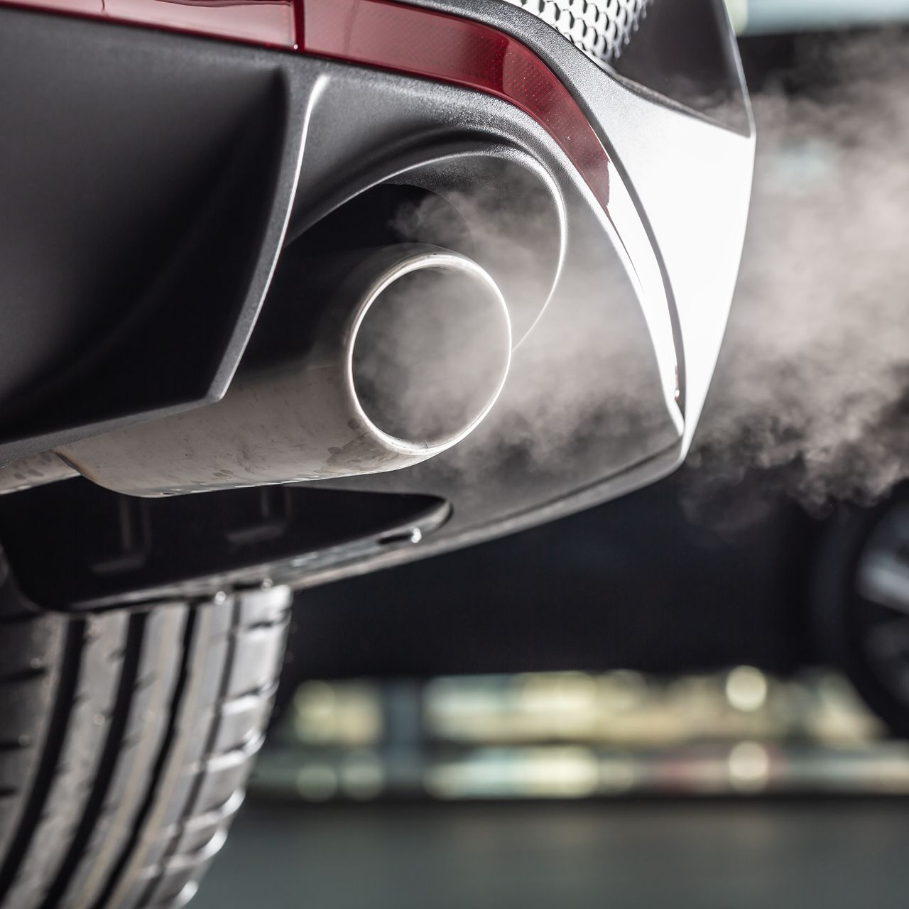 Fumée sortant d'un pot d'échappement