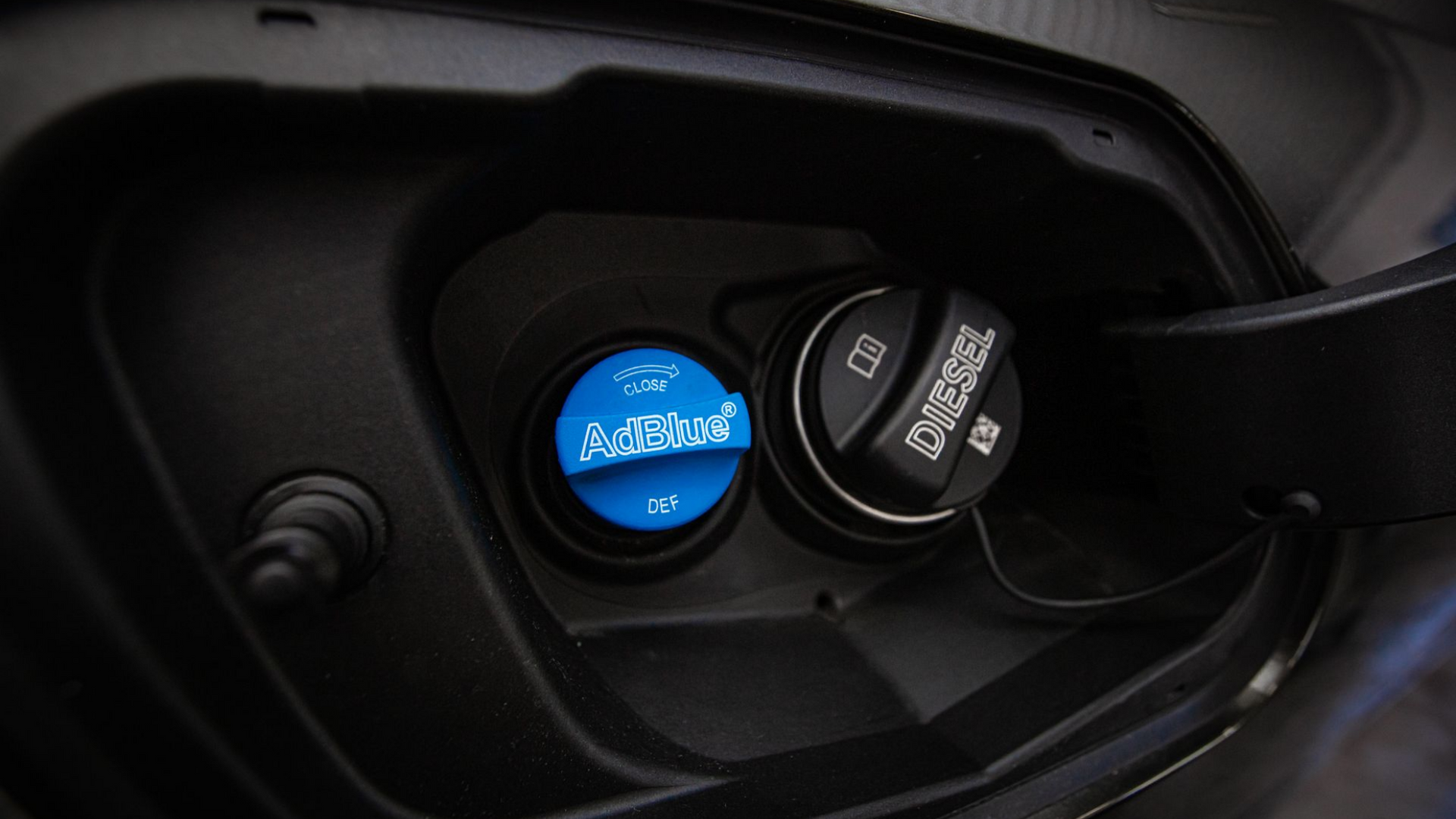 Entrées de remplissage pour AdBlue et carburant diesel sur un véhicule.