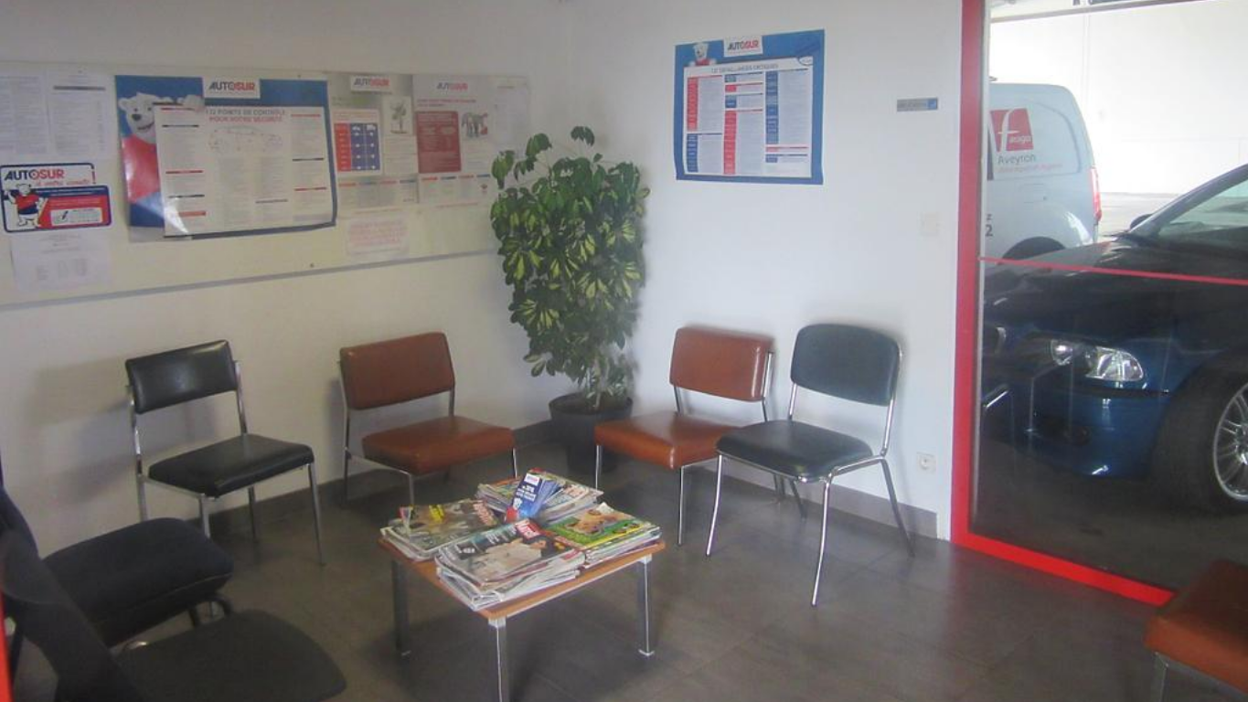 Espace d’attente équipé de chaises et d’une table avec magazines