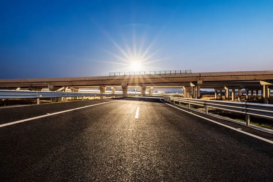El sol brilla intensamente sobre la carretera.