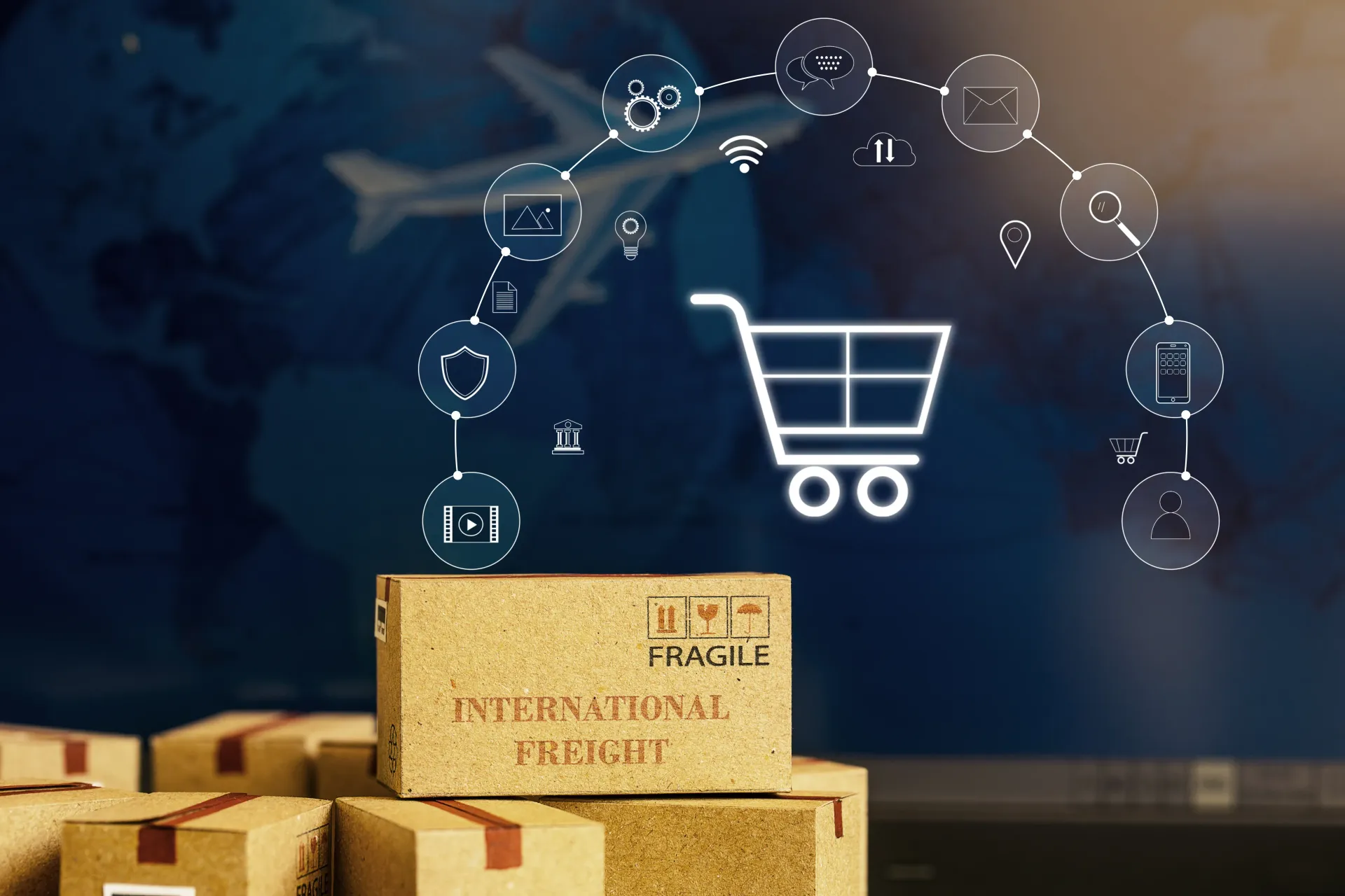 Una pila de cajas con un carrito de compras y un avión al fondo.