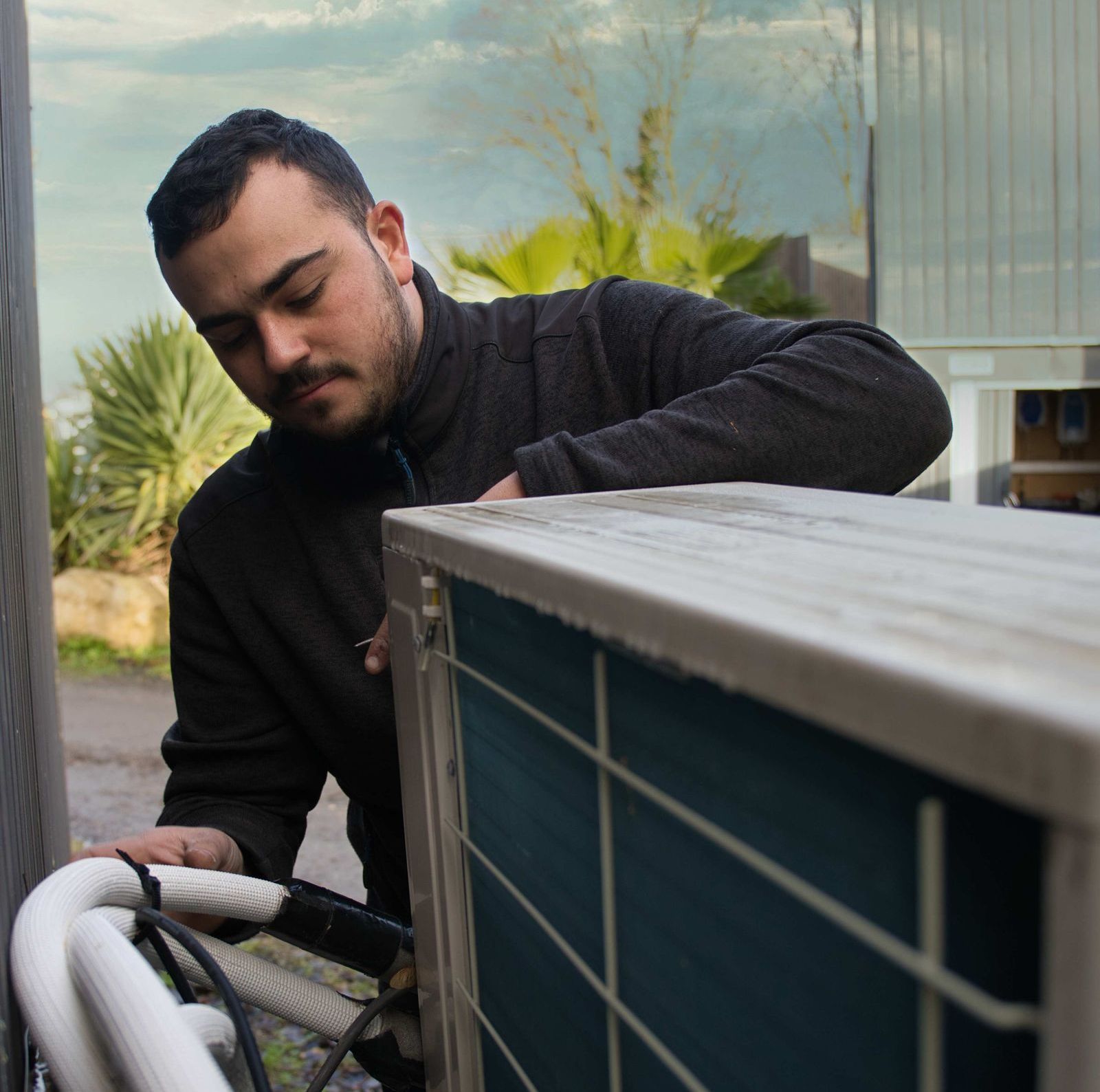 Professionnel installant une pompe à chaleur.