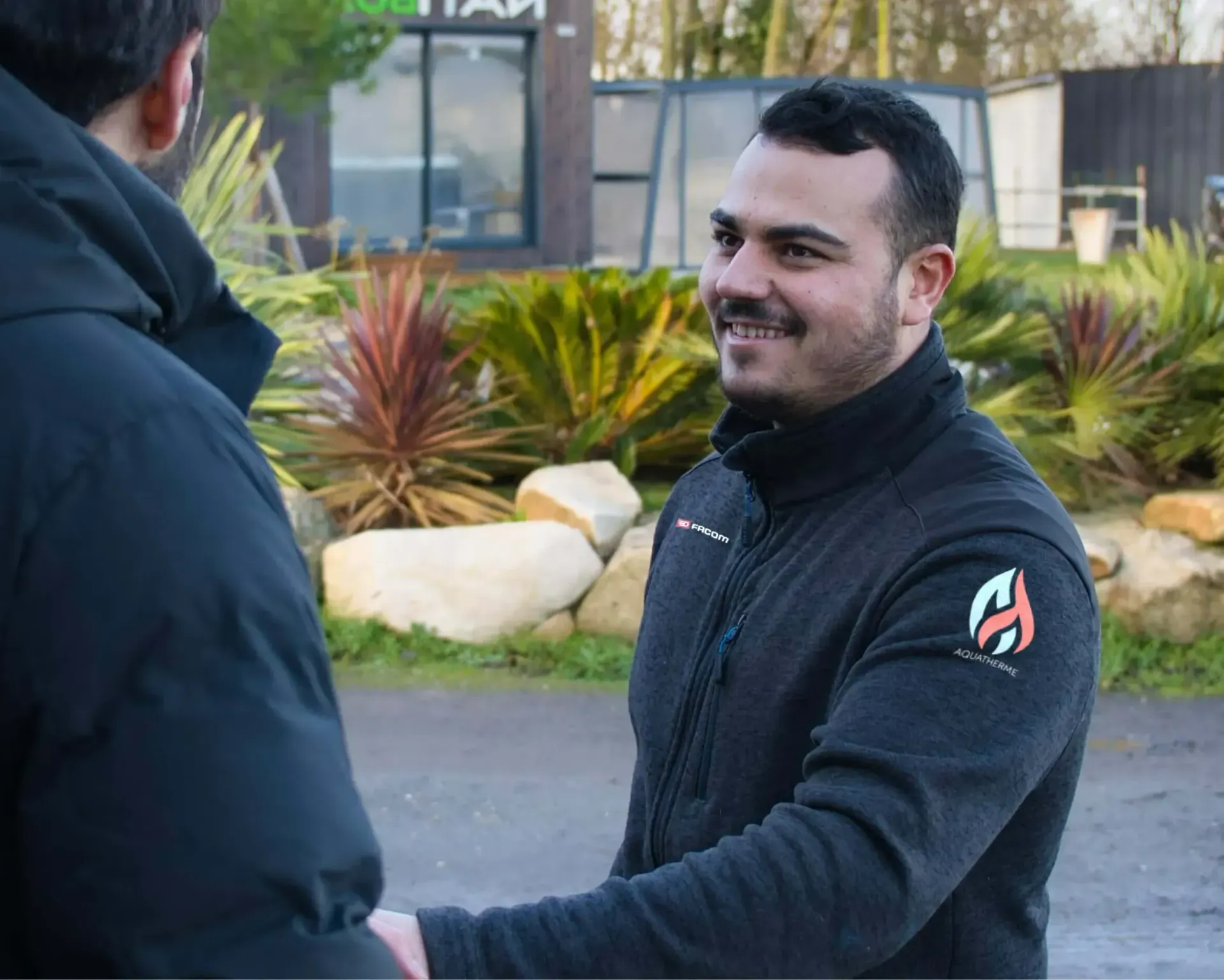 Professionnel souriant qui serre la main à un client.