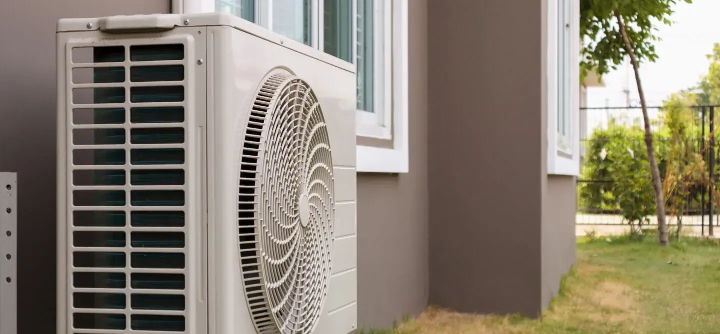 Pompe à chaleur fixé à un mur extérieur