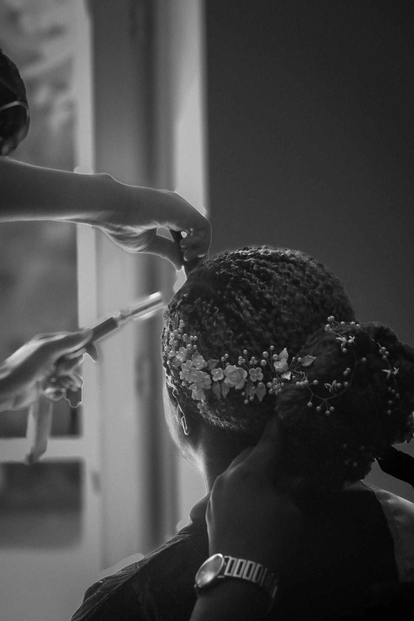 Habilleuse qui s'occupe de la mariée