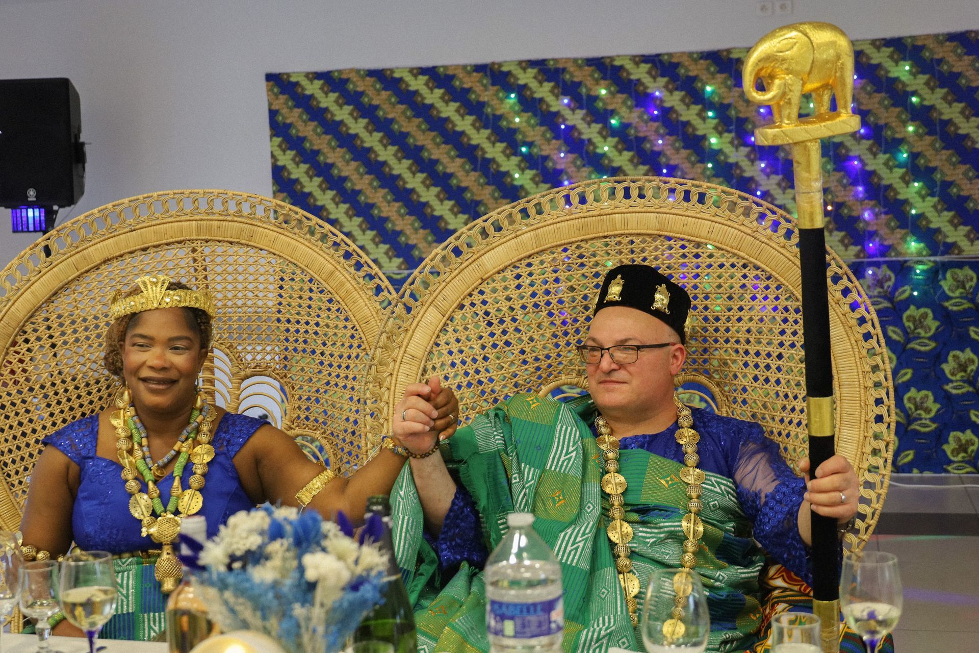 Mariés en tenues traditionnelles