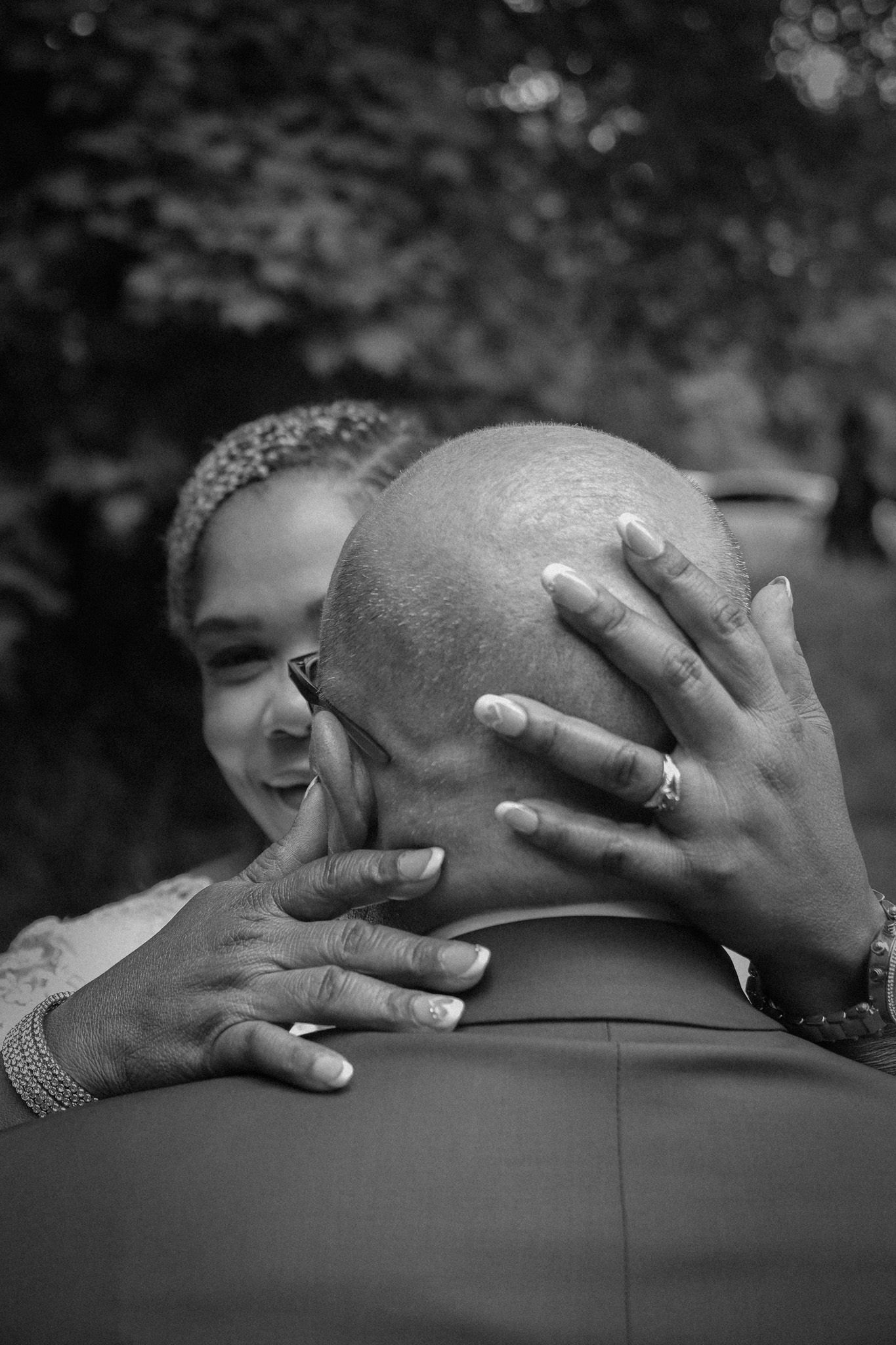 Les mariés qui s'embrassent - photos en noir et blanc