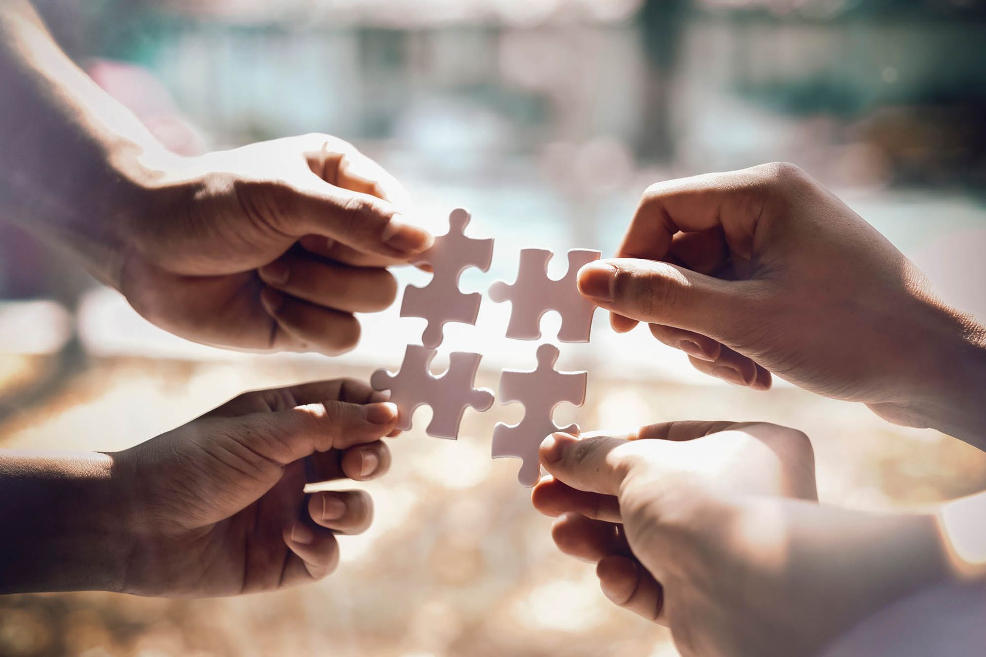 Eine Gruppe von Menschen setzt Puzzleteile zusammen.