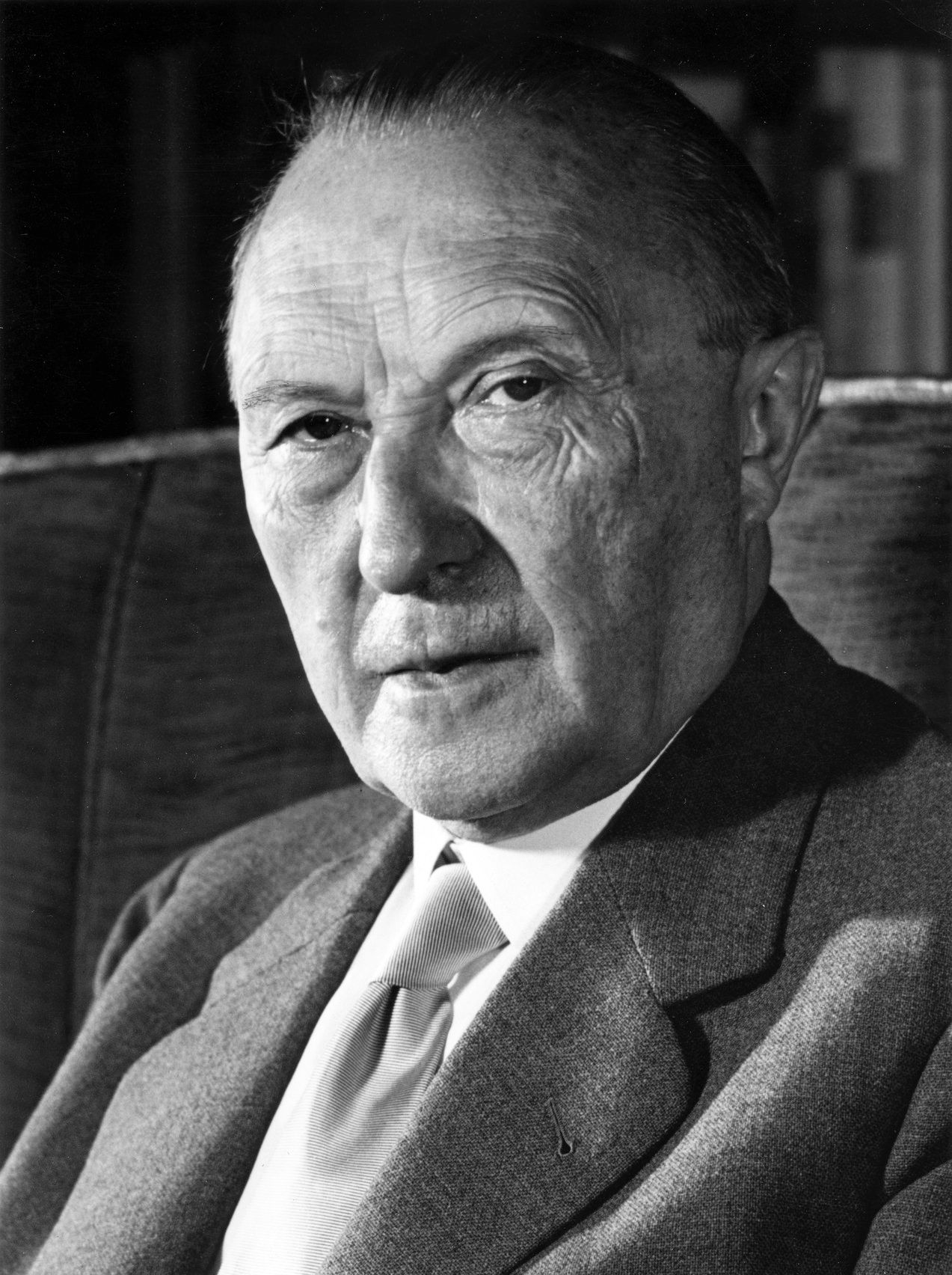 Lächelnder Mann im Anzug mit Text „Danke für die großartige Unterstützung“ von CDU-Politiker Thomas Ricker auf blaugrünem Hintergrund.