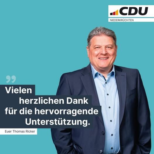 Lächelnder Mann im Anzug mit Text „Danke für die großartige Unterstützung“ von CDU-Politiker Thomas Ricker auf blaugrünem Hintergrund.