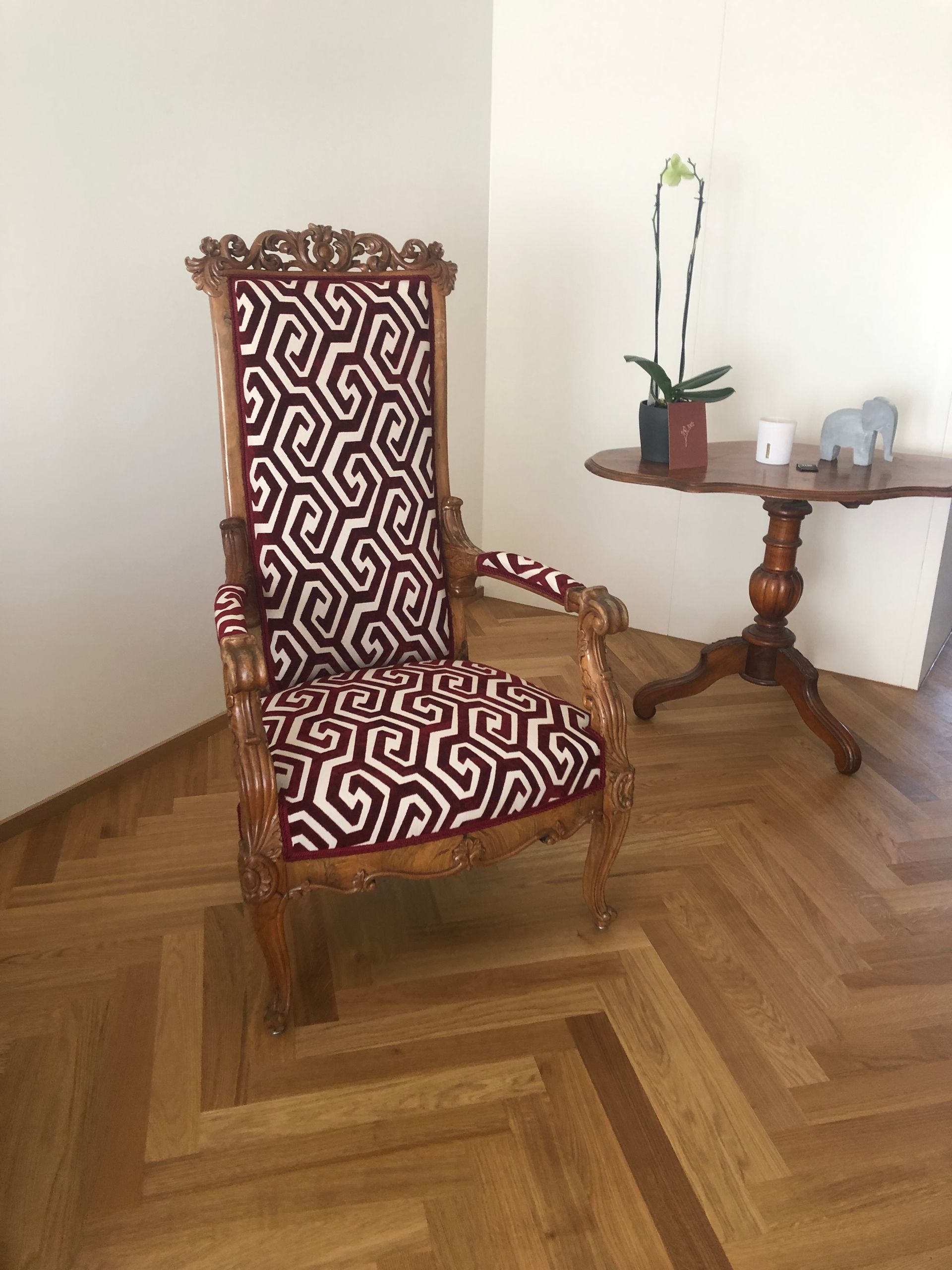 Ein Stuhl steht auf einem Holzboden neben einem Tisch.