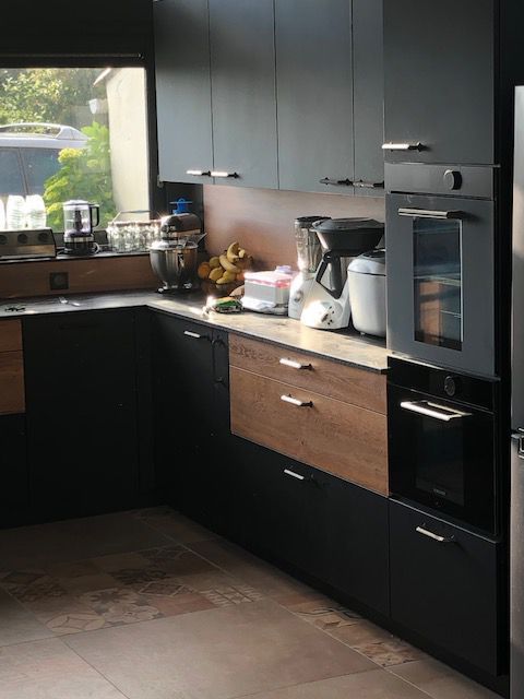 Pose de cuisine foncée