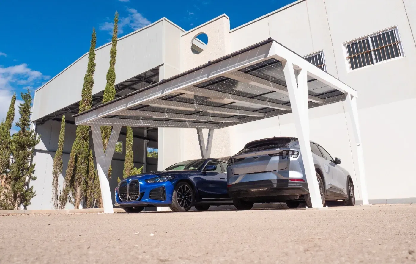 Pérgola retráctil 2 módulos Pérgola retráctil con muebles modernos, toldo retráctil y vista al paisaje urbano.