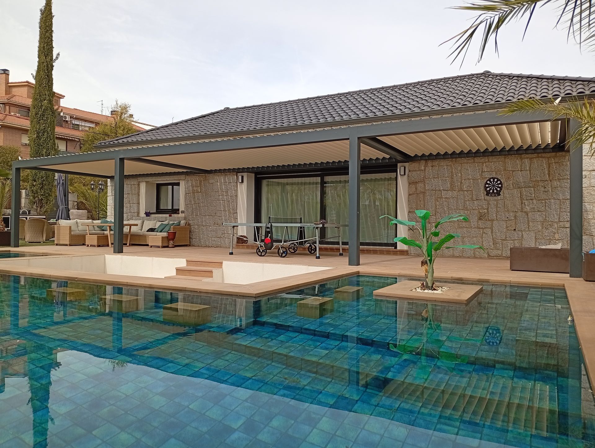 Pérgolas bioclimáticas en Madrid | Guía para elegir el modelo ideal según tu espacio