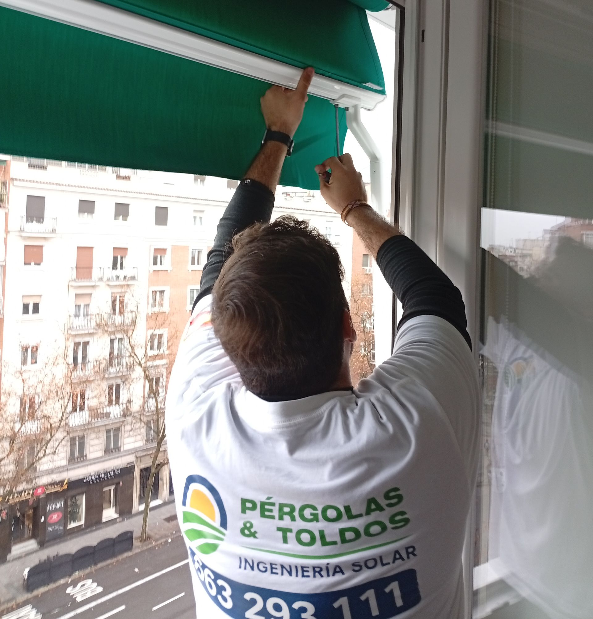 Vista aérea de un patio trasero moderno con muebles de patio, césped verde exuberante y vegetación circundante.