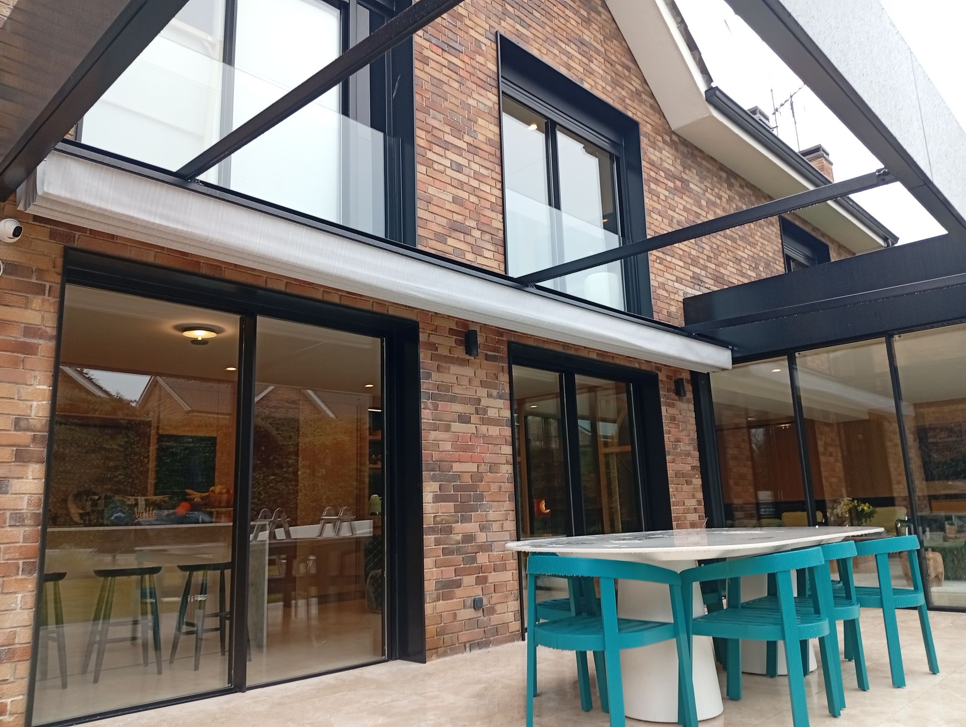 Pérgola de palillera motorizada entre muros