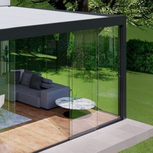 Una sala de estar con un sofá y una mesa.