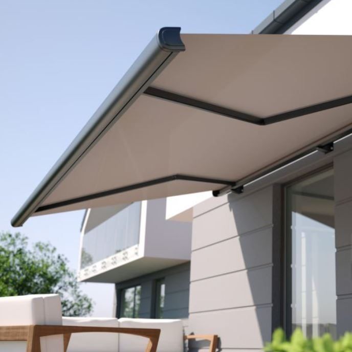 Un toldo blanco cuelga del costado de un edificio.
