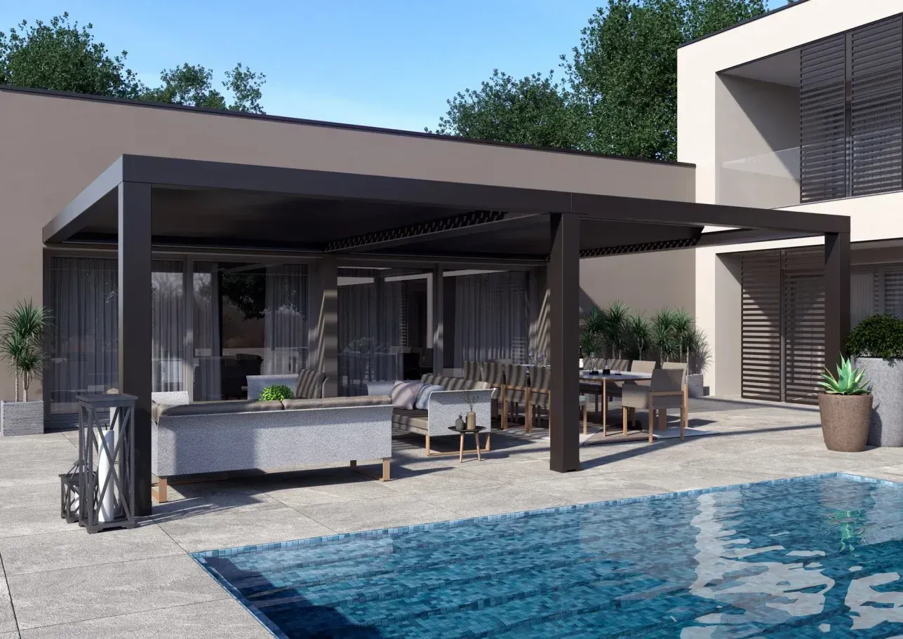 Pérgola retráctil sobre patio con piscina, zona de estar y comedor.